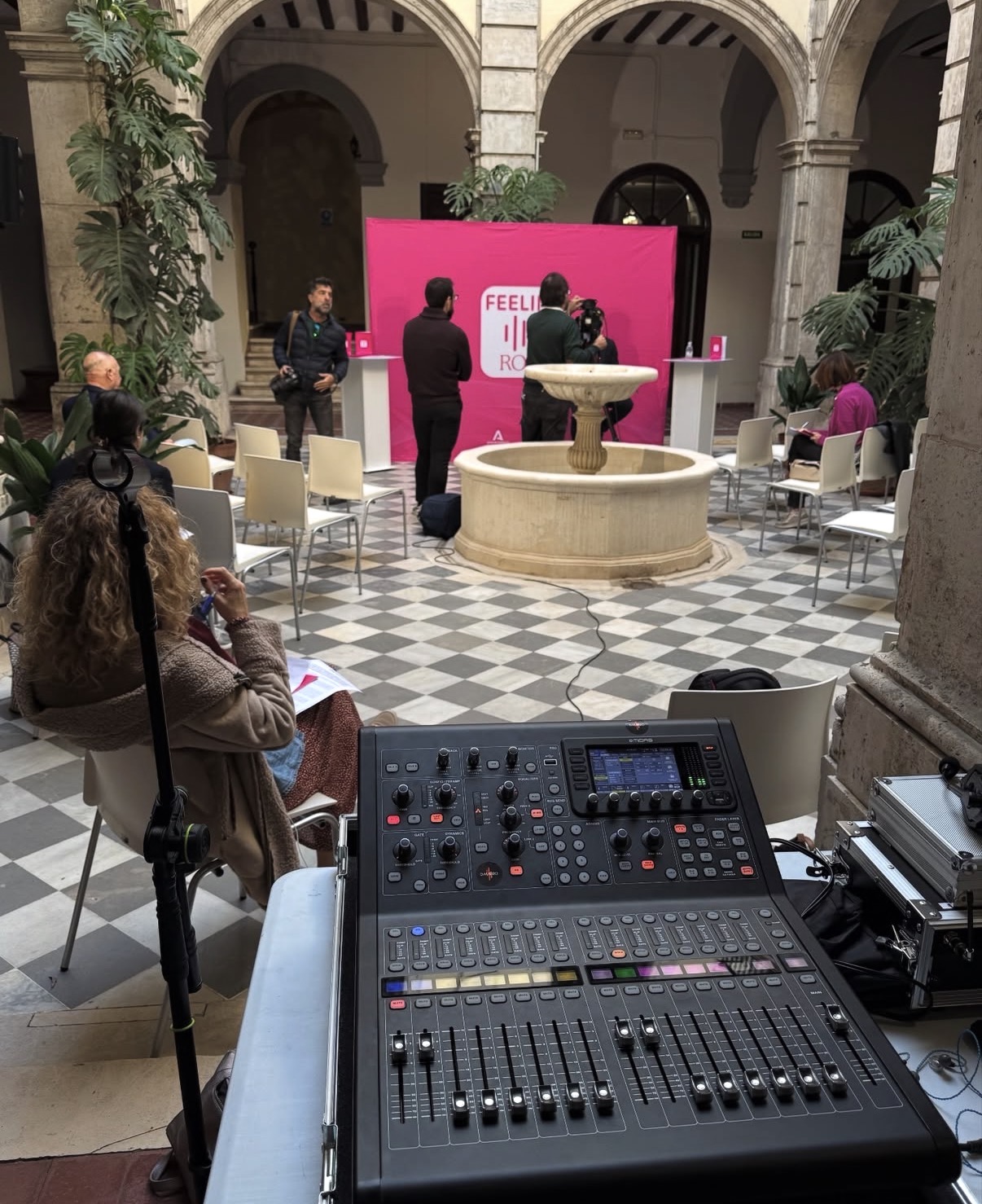 Montaje, sonorización y streaming de la rueda de prensa ofrecida por la ROSS, Real Orquesa Sinfónica de Sevilla, en la US, Universidad de Sevilla para Prensa, Radio y Televisión